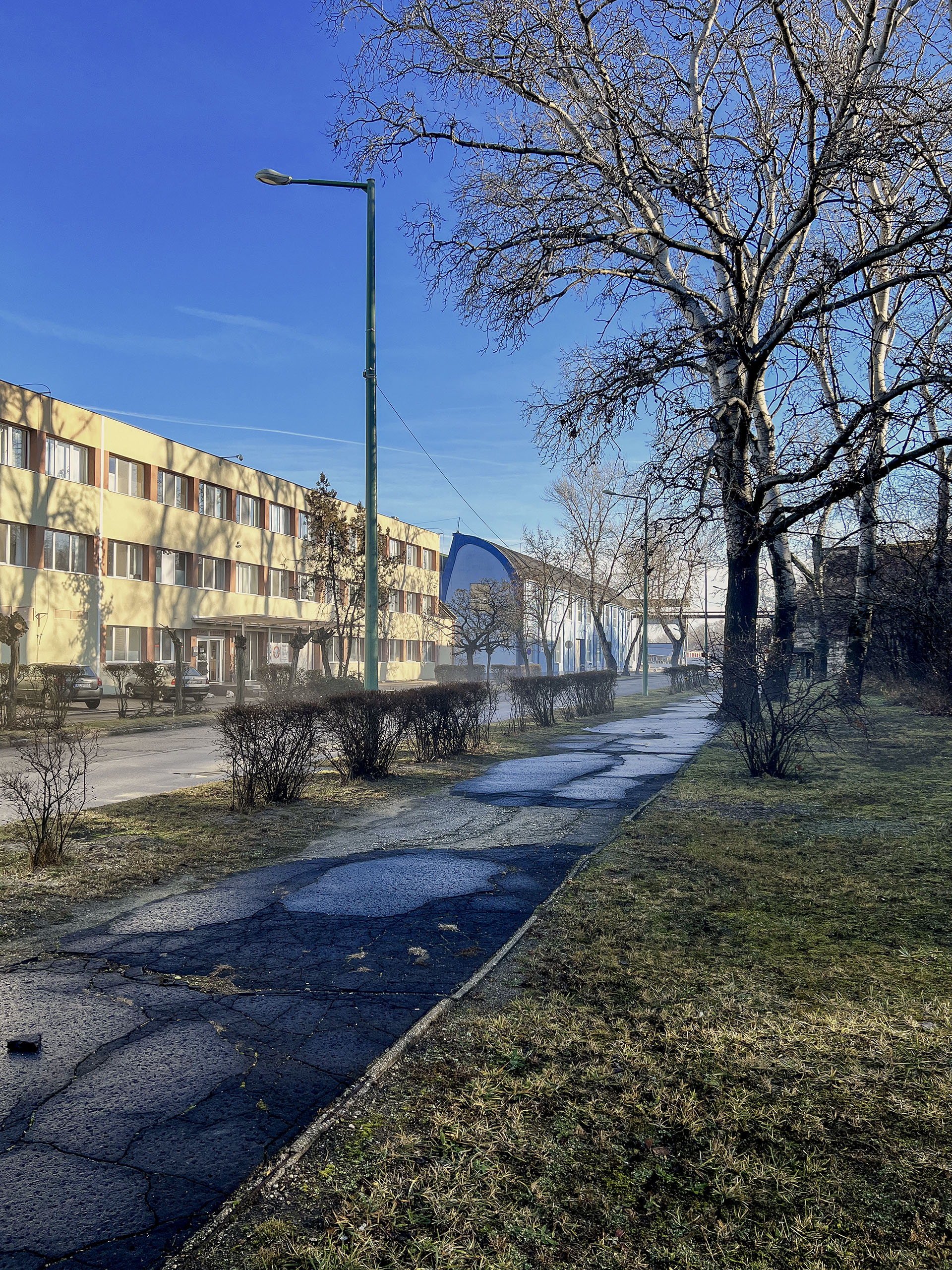 Az Expert Irodaház és rendezett környezete